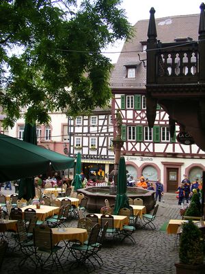 Der Marktplatz in Weinheim lädt zum Bummel und Einkehren ein Der Marktplatz in Weinheim lädt zum Bummel und Einkehren ein