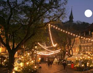 Der Weihnachtsmarkt in Weinheim ist besonders reizvoll. Die verwinkelten Gassen  und der historische Marktplatz bieten das perfekte romantische Ambiente für ein stimmungsvolles Weihnachtsgefühl an der Bergstrasse