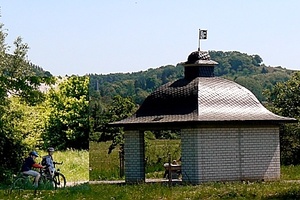 Auf rund 80 km kann man die Bergstraße mit dem Fahrrad erkunden und dabei den mediterranen Charme der Landschaft und die gemütlichen Ortschaften kennen lernen. Für diejenigen, die eine sportliche Herausforderung suchen, werden im Geo-Naturpark Bergstraße-Odenwald anspruchsvolle Mountainbike-Rundstrecken angeboten.