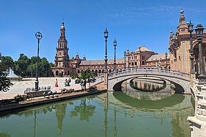 „Wer Sevilla nicht gesehen hat, hat nichts gesehen“, sagen die Sevillaner. Und tatsächlich ist Sevilla wunderschön und zählte zu den Highlights unserer Spanien-Portugal-Reise.