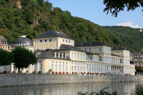 Bad Ems steht für Wellness und Gesundheit in traumhafter Lage. Direkt an der Ems gelegen, punktet der Kurort mit prunkvollen, barocken Bauten und imposanter Bäderarchitektur. Hier tummelten sich einst die Prominenz aus Hochadel, Kunst und Gelehrtheit und auch heute finden Gäste alles, was zum Entspannen und Wohlfühlen dazu gehört. Die Emser-Therme, das Ayurveda-Gesundheitszentrum sowie Medical-Wellness- und Beauty-Angebote. Auch Aktiv-Urlauber und Kulturfreunde kommen dank eines breit gefächerten Angebotes auf ihre Kosten. Bad Ems steht für Wellness und Gesundheit in traumhafter Lage. Direkt an der Ems gelegen, punktet der Kurort mit prunkvollen, barocken Bauten und imposanter Bäderarchitektur. Hier tummelten sich einst die Prominenz aus Hochadel, Kunst und Gelehrtheit und auch heute finden Gäste alles, was zum Entspannen und Wohlfühlen dazu gehört. Die Emser-Therme, das Ayurveda-Gesundheitszentrum sowie Medical-Wellness- und Beauty-Angebote. Auch Aktiv-Urlauber und Kulturfreunde kommen dank eines breit gefächerten Angebotes auf ihre Kosten.