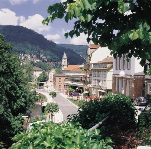 Eingebettet in die Hügel des Schwarzwaldes liegt Bad Wildbad. Hier finden Erholungssuchende alles, was zu einem abwechslungsreichen Aufenthalt gehört: eine breite Palette rund um Gesundheit, Wellness und Beauty, Wandermöglichkeiten, Kulturangebote und Geschäfte. Einzigartig ist das prunkvolle Palais Thermal im orientalischen Stil. Eingebettet in die Hügel des Schwarzwaldes liegt Bad Wildbad. Hier finden Erholungssuchende alles, was zu einem abwechslungsreichen Aufenthalt gehört: eine breite Palette rund um Gesundheit, Wellness und Beauty, Wandermöglichkeiten, Kulturangebote und Geschäfte. Einzigartig ist das prunkvolle Palais Thermal im orientalischen Stil.
