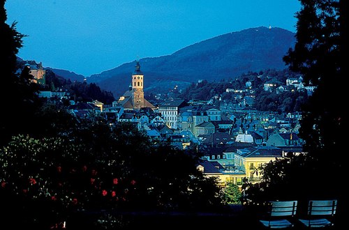In Baden-Baden lässt es sich stilvoll kuren, entspannen und genießen. Gekrönte Häupter aus der ganzen Welt trafen sich schon in "Europas Sommerhauptstadt" und sorgten für Glamour. Warme Quellen und historische Badetempel, prunkvolle Villen und Hotels, das barocke Theater, das im klassizistischen Stil erbaute Kurhaus, in dem sich das Spielkasino befindet, prachtvolle Park- und Gartenanalgen, exklusive Geschäfte und die Kunsthalle laden zum verweilen und flanieren ein. In Baden-Baden lässt es sich stilvoll kuren, entspannen und genießen. Gekrönte Häupter aus der ganzen Welt trafen sich schon in "Europas Sommerhauptstadt" und sorgten für Glamour. Warme Quellen und historische Badetempel, prunkvolle Villen und Hotels, das barocke Theater, das im klassizistischen Stil erbaute Kurhaus, in dem sich das Spielkasino befindet, prachtvolle Park- und Gartenanalgen, exklusive Geschäfte und die Kunsthalle laden zum verweilen und flanieren ein.
