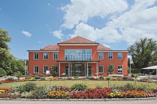 Bad Wörishofen gilt als Geburtsort der weltbekannten Naturheilmethode nach Pfarrer Sebastian Kneipp, der hier lebte und wirkte.Nur 70 Kilometer westlich von München gelegen ist das „Kneipp-Original“ im Allgäu Rückzugsort für Wellnessreisende sowie Menschen, die ihre Gesundheit und ihren Lebensstil aktiv und nachhaltig verbessern möchten. Aktivurlauber entspannen bei Rad-, E-Bike- und E-Car-Touren, einer Runde Golf oder tropischem Bade- und Saunagenuss in der THERME Bad Wörishofen Bad Wörishofen gilt als Geburtsort der weltbekannten Naturheilmethode nach Pfarrer Sebastian Kneipp, der hier lebte und wirkte.Nur 70 Kilometer westlich von München gelegen ist das „Kneipp-Original“ im Allgäu Rückzugsort für Wellnessreisende sowie Menschen, die ihre Gesundheit und ihren Lebensstil aktiv und nachhaltig verbessern möchten. Aktivurlauber entspannen bei Rad-, E-Bike- und E-Car-Touren, einer Runde Golf oder tropischem Bade- und Saunagenuss in der THERME Bad Wörishofen