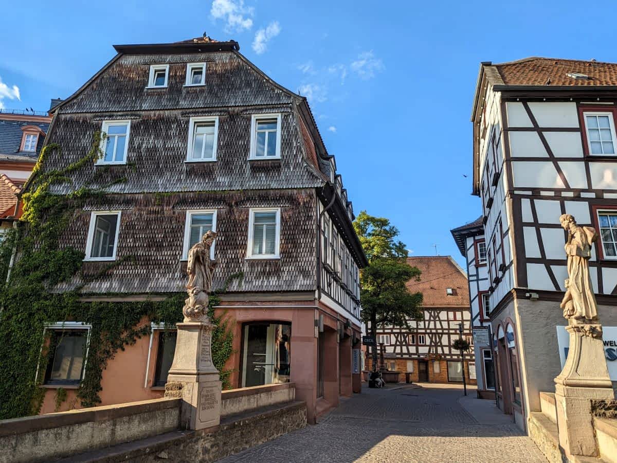 Blick über eine Brücke und die Lauter auf die historische Altstadt