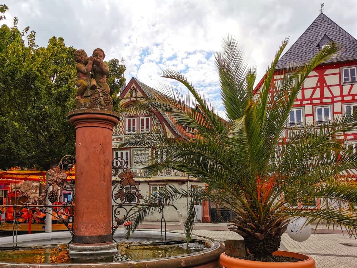 Marktplatz Bensheim, mit Brunnen und Fachwerkhäusern 