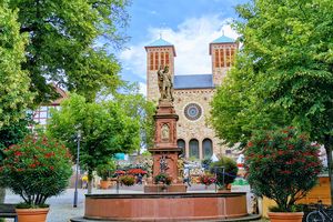 [title] - Neben der gemütlichen Altstadt ist das Fürstenlager im OT Auerbach ein touristisches Highlight. Durch die einstige Sommer-Residenz der Kurfürsten führen traumhafte Spazier-Wege - vorbei an Weinbergen und historischen Gebäuden. 