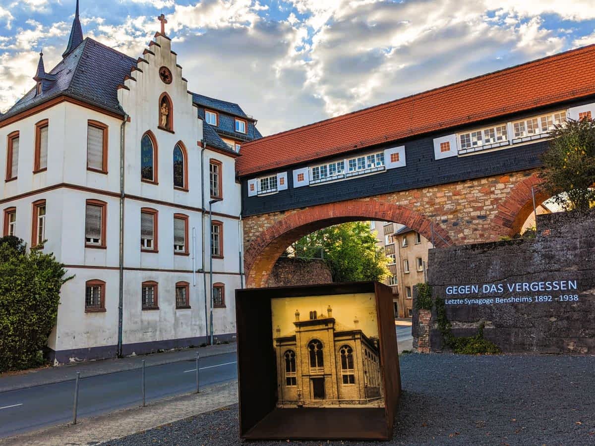 Mahnmal der ehemaligen Synagoge Bensheim vor dem Wambolter Hof