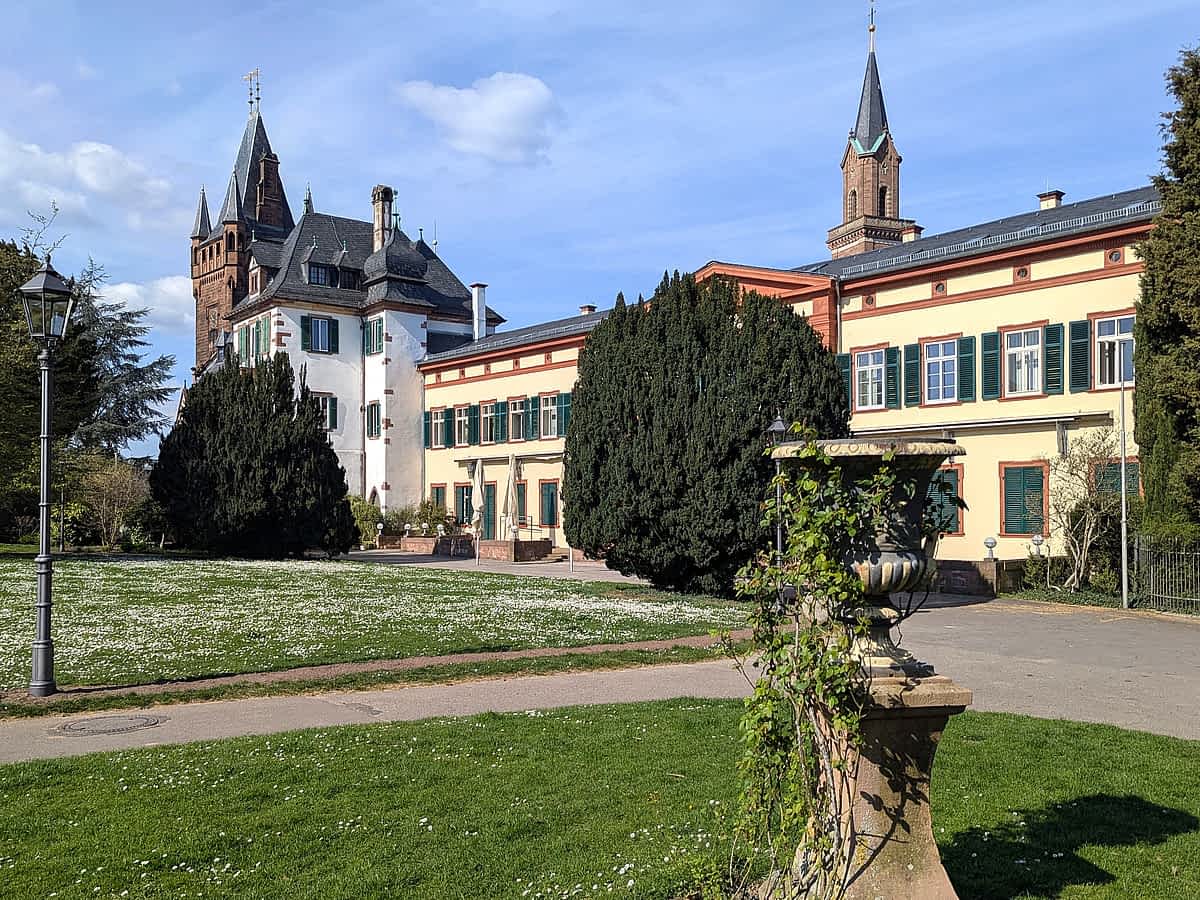 Der Schlosspark in Weinheim mit Liegewiesen, Blumen, Weiher und Restaurant lädt zum Spazierengehen und zur Einkehr ein Der Schlosspark in Weinheim mit Liegewiesen, Blumen, Weiher und Restaurant lädt zum Spazierengehen und zur Einkehr ein