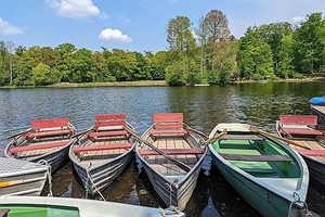 Bei steigenden Temperaturen zieht es viele zum Steinbrücker Teich. Das weitläufige Freizeitgelände bietet perfekte Voraussetzungen für Aktivitäten und Erholung im Freien. Besondere Highlights: Tret-und Ruderboot fahren, Minigolf, Abenteuerspielplatz, ausgedehnte Spazier- und Wanderwege.