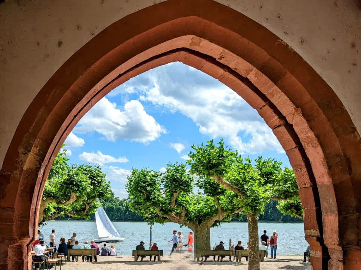 Das Martinstor ist das einzig noch erhaltene Stadttor in Eltville. Blick durch das Tor auf die belebte Uferpromenade von Elttville