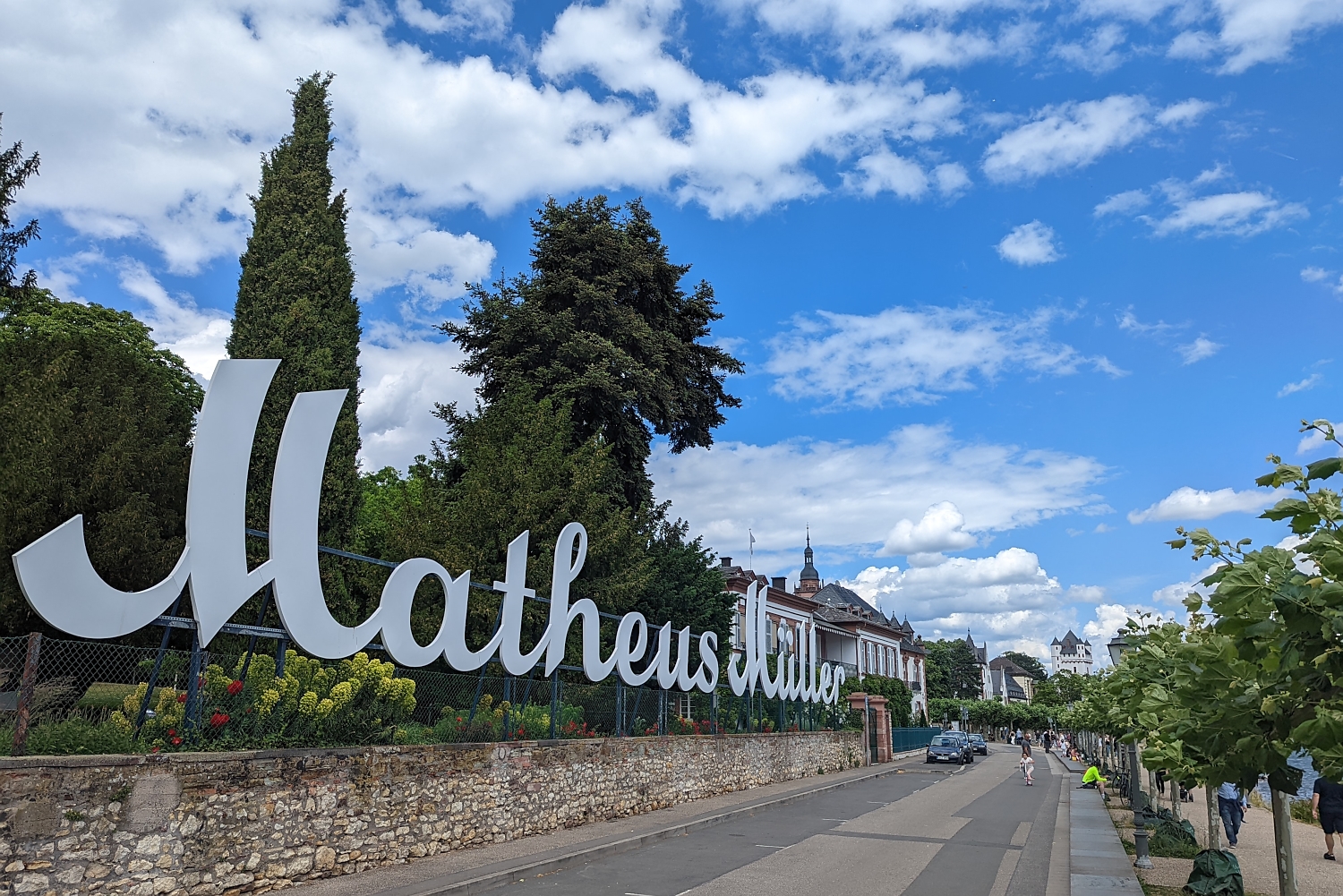 Matheus Müller und seine Nachkommen erwarben zahlreichen Grundbesitz am Rheinufer. Die repräsentativen Bauten Villen prägen heute noch das Erscheinungsbild der Rheinpromenade