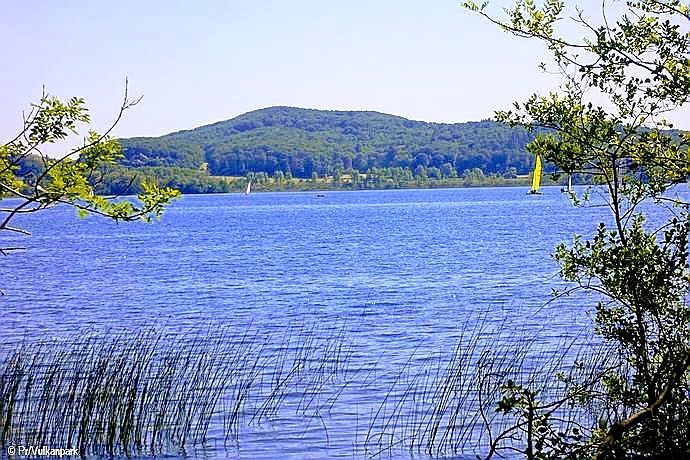 Beeindruckende Naturschauspiele sind die brodelnden Gasbläschen im Laacher See