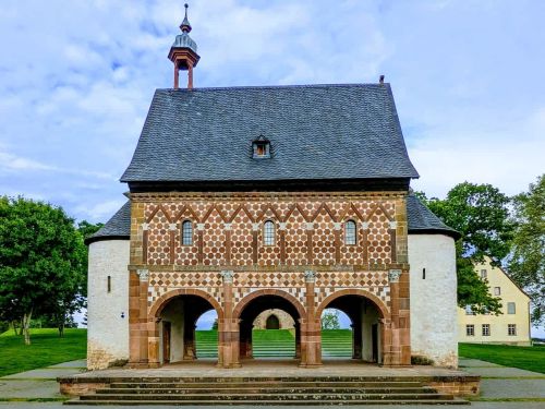 Lorsch liegt ca. 5 Kilometer westlich der eigentlichen Bergstrasse. Berühmt wurde der Ort durch das zum Weltkulturerbe ernannte Kloster Lorsch. 