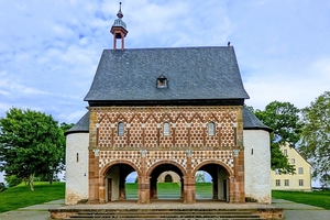 [title] - Lorsch liegt ca. 5 Kilometer westlich der eigentlichen Bergstrasse. Berühmt wurde der Ort durch das zum Weltkulturerbe ernannte Kloster Lorsch. 