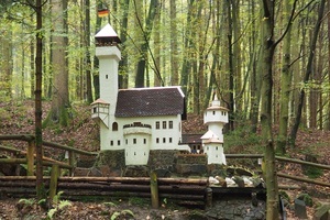 Die Obrunnschlucht mit ihren Miniatur-Bauwerken und Sagengestalten ist ein  Erlebnis für die ganze Familie. Der Märchenpfad schlängelt sich am Bach entlang, vorbei an Miniaturbauten und Skulpturen aus der Sagen – und Märchenwelt. Auch Gnome, Rübezahl und das Riesenkrokodil bevölkern die Oberbrunnschlucht.