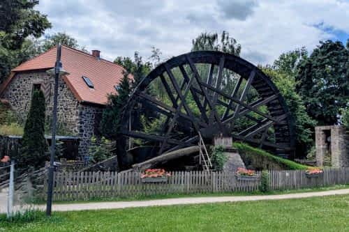 [title] - Bad Nauheim liegt nur rund <strong>35 Kilometer von Frankfurt</strong> entfernt in der Wetterau und ist in vielerlei Hinsicht ein schönes Ausflugsziel. Wir waren nicht zum ersten Mal hier, aber dieses Mal haben wir unseren Ausflug in die Kurstadt mit einer Wanderung auf dem Salzweg kombiniert.