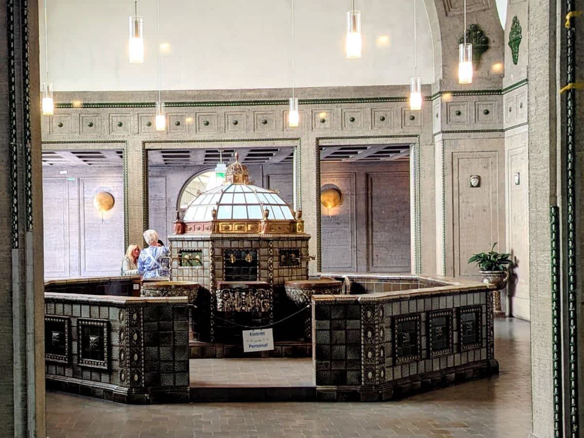 Die elegante, klassizistische Architektur der Trinkkuranlage in Bad Nauheim