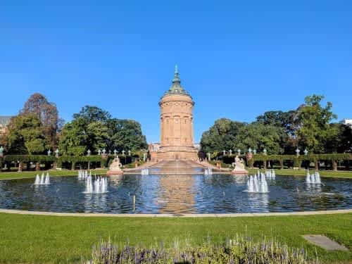 Auch wenn es für manche unwahrscheinlich klingt, Mannheim hat vieles zu bieten und ein Besuch loht sich. Das vielfältige Freizeitangbote und die interessanten Einkaufsmöglichkeiten laden gleichermaßen zu einem Ausflug in die Rhein-Neckar-Metropole ein.