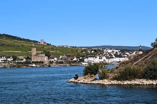 [title] - Warum in die Ferne schweifen? Ein Wochenend-Trip in den Rheingau bietet die perfekte Mischung aus Kultur, Natur und Genuss. Begleite uns auf unserem Ausflug von den prachtvollen Alleen Wiesbadens über die weltberühmte Drosselgasse in Rüdesheim bis hin zu einer herbstlichen Weinwanderung zum historischen Kloster Eberbach.