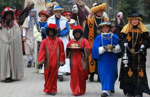 [title] - Traditionell ziehen am <strong>6.Januar</strong> die Sternsinger von Haus zu Haus um für eine Gabe zu bitten und das Haus zu segnen. Dabei werden die Initialen C+M+B sowie die Jahreszahl an die Haustür geschrieben.