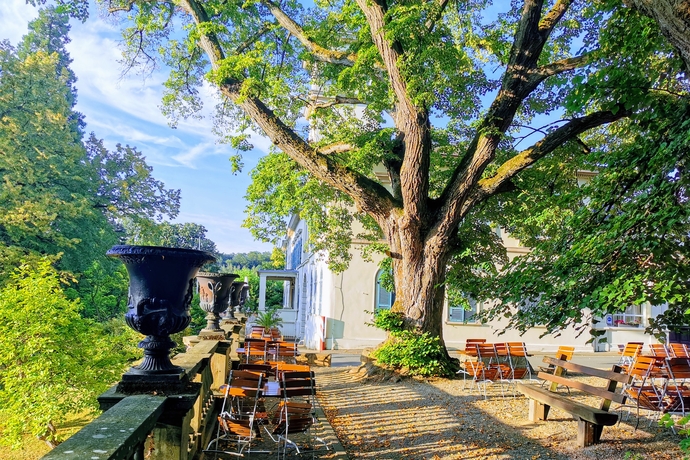 Schloss Heiligenberg: auf der Terrasse des Cafés die Aussicht genießen