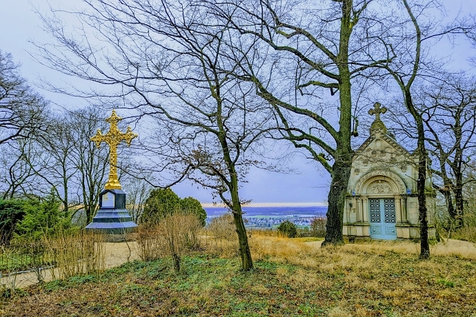 Goldenes Kreuz, Klostergarten mit  Mausoleum Schloss Heiligenberg Jugenheim