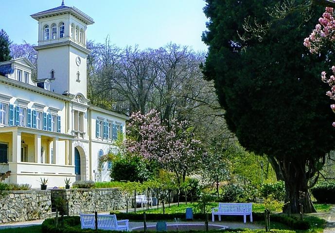 Außenansicht von Schloss Heiligenberg mit Cafe und Terrasse
