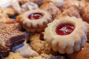 Plätzchen gehören zur Weihnachtszeit einfach dazu. Doch nicht jeder hat die Zeit, dafür stundenlang in der Küche zu stehen. Mit unseren Profi-Tipps lässt sich richtig Zeit sparen beim Plätzchenbacken.