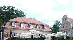 Das Jagdschloss Kranichstein ist einer der wenigen erhaltenen barocken Jägerhöfe. Es liegt in einer landschaftlich reizvollen Umgebung und beherbergt neben einem Jagdmuseum auch ein Hotel, das das perfekte Ambiente für eine romantische Hochzeitsfeier bietet.