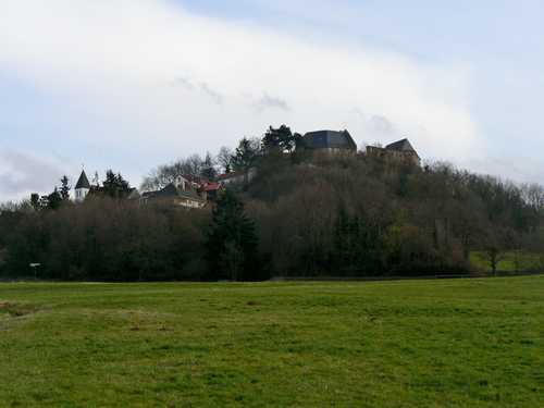 [title] - Schon von weitem erblickt man - die auf einem Basaltkegel gelegene - mittelalterliche Veste Otzberg. Hier befindet sich neben einem Museum ein kleines Cafe ein uriges Restaurant sowie in den Räumlichkeiten des ehemaligen Korporalshaus das Standesamt. Das stimmungsvolle Ambiente der Anlage zieht Brautpaare von Nah und Fern hier her, um sich in geschichtsträchtiger Umgebung das Ja-Wort zu geben.  