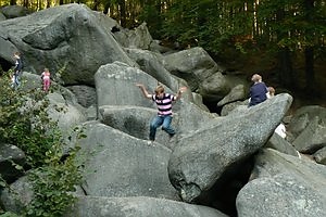 Das über 300 Millionen alte Felsenmeer ist ein Naturwunder.  Das steinerne Schauspiel ist für Naturliebhaber, Geofreunde und Familien mit Kindern ein beliebtes Ausflugsziel zum Wandern, Klettern und Kraxeln.