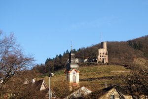 Malerisch erhebt sich die Strahlenburg über Schriesheim. Von hier aus hat man eine herrliche Aussicht auf die Rheinebene und auf die Pfälzer Berge. Der Burgsaal im alten Gemäuer ist hervorragend für ein festliches Bankett geeignet, dern er bietet Platz für 120 Leute, das Kaminzimmer bietet Platz für bis zu 30 Personen. Kein Wunder, dass es Hochzeitgesellschaften immer gerne an diesen herrlichen Ort an die Bergstrasse führt .