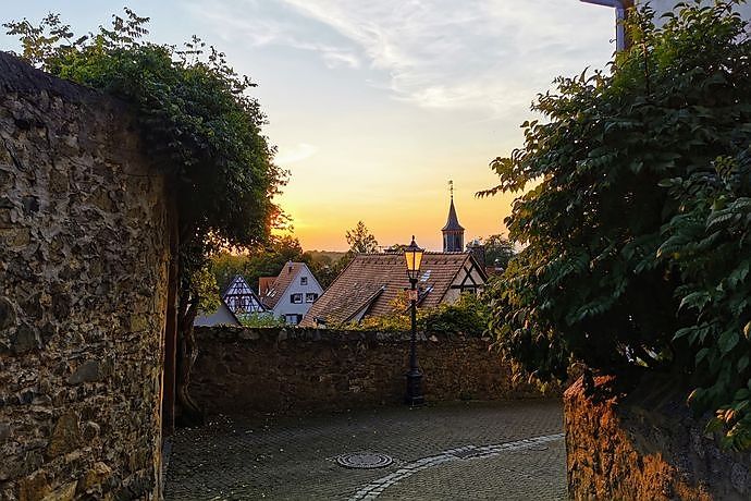 Zwingenberg Weg zum Marktplatz bei Sonnenuntergang