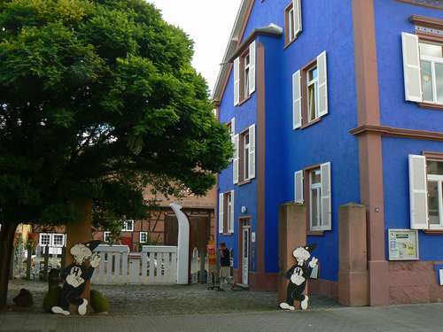 In diesem blauen Haus ist das Witzmuseum beheimatet