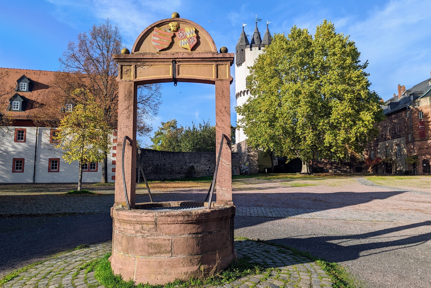 Renaissacebrunnen vor dem Steinheimer Schloss