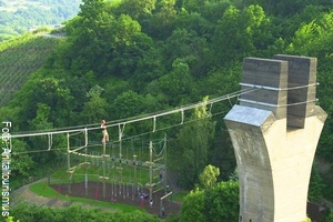 Klettern im Hochseilgarten ist Spaß für die ganze Familie. Neben dem Abenteuer,- Kletter- und Naturerlebnis im Freien, bieten Klettergarten und Kletterparks auch die Möglichkeit Selbstvertrauen zu fördern und Teams zu stärken.  So hat jeder, ob mit oder ohne Klettererfahrung, die Möglichkeit seinen Mut zu beweisen und Grenzen zu erfahren.