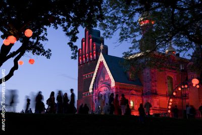 Einmal im Jahr laden die „Darmstädter Jugendstiltage“ zum Feiern und Flanieren ein. Höhepunkt der Jugendstiltage ist das Illuminationsfest auf der Mathildenhöhe. 