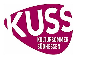 [title] - Der Kultursommer Südhessen (Kuss) findet jährlich von Juni bis September statt. Im jährlichen Sommerprogramm ist für jeden Geschmack etwas dabei: Von Konzerten verschiedenster Stilrichtungen über das Südhessische Straßentheaterspektakel und Lesungen bis hin zum Tag der offenen Ateliers.