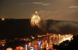 [title] - Lichterfestivals und grandiose Feuerwerke an Seen und Flüssen sind besonders faszinierend und romantisch.  In den Monaten Mai bis September ziehen sie tausende von Besuchern in ihren Bann. Einige der beliebtesten und schönsten Feuerwerkspektakels an Seen und Flüssen möchten wir Ihnen heute vorstellen: