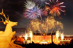 [title] - Unterhaltsame Musik, dazu Park-Illumination, Licht- und Feuer-Choreographie, farbige Wasserspiele und brillante Feuerwerke: Freiluftkonzerte vor der Kulisse barocker Schlösser und Parks verbreiten eine ganz besondere Atmosphäre. 