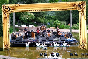 Der Weinheimer Kultursommer zählt seit Jahrzehnten zu den außergewöhnlichsten Festivals der Region. Ein Kulturprogramm, das alle Kunstgattungen berücksichtigt und Aufführungsorte vor außergewöhnlichen Kulissen machen den Weinheimer Kultursommer zu einer Veranstaltungsreihe, die aus dem Rahmen fällt.