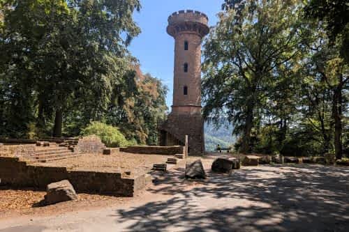 [title] - Wer Heidelberg besucht, sollte sich den Heiligenberg nicht entgehen lassen. Unsere Rundwanderung verbindet schattige Waldwege mit spannenden Sehenswürdigkeiten wie der Thingstätte, der Klosterruine St. Michael und dem Bismarckturm. Unterwegs warten herrliche Rastplätze und Ausblicke auf das Heidelberger Schloss – perfekt für einen abwechslungsreichen Halbtagesausflug.