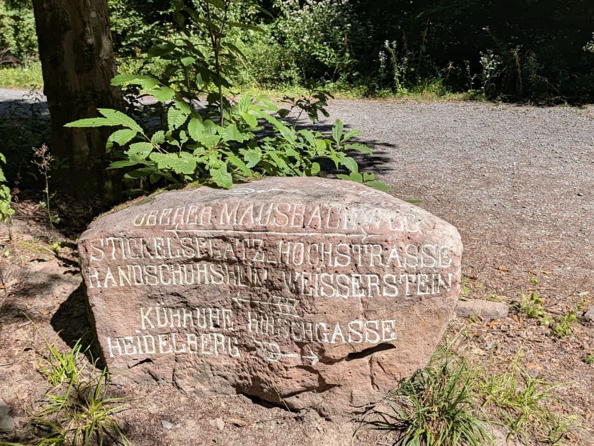 Historischer Wegweiser auf dem Heiligenberg bei Heidelberg