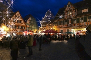 [title] - Wenn der Duft von Glühwein und gebrannten Mandeln in der Luft liegt, Weihnachtsklänge ertönen und unzählige Licher die Dunkelheit erhellen, ist es wieder so weit: die Weihnachtsmärkte an der Bergstraße versprühen ihren Zauber und laden zum Bummeln ein. Das sind die beliebtesten Weihnachtsmärkte mit Fachwerkromantik an der Bergstraße.