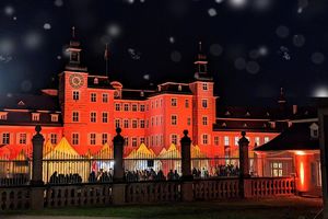 [title] - Im Advent gehört ein Auslfug auf den Weihnachtmarkt einfach dazu. Neben den regionalen Weihnachtsmärkten locken rund um die Bergstraße noch unzählige Weihnachtmärkte mit unterschiedlichen Attraktionen. Hier sind unsere Tipps, welche Weihnachtmärkte mit besonderem Flair beeindrucken und ein Ausflug wert sind.