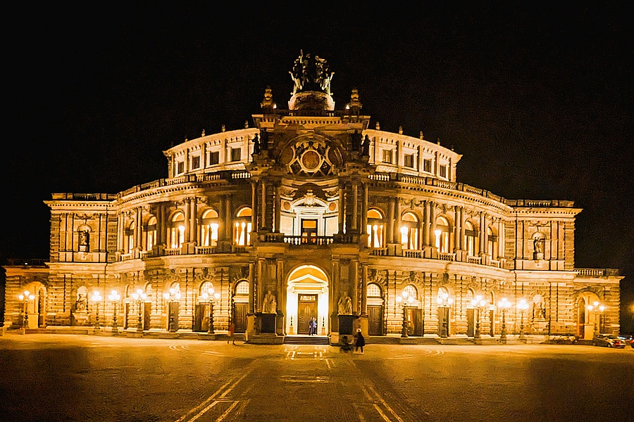 Semperoper bei Nacht