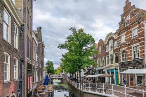 [title] - Wer das ursprüngliche Holland sucht, wird Delft lieben. Nur 15 Minuten liegen zwischen dem futuristischen Rotterdam und der idyllischen Puppenstuben-Atmosphäre von Delft.