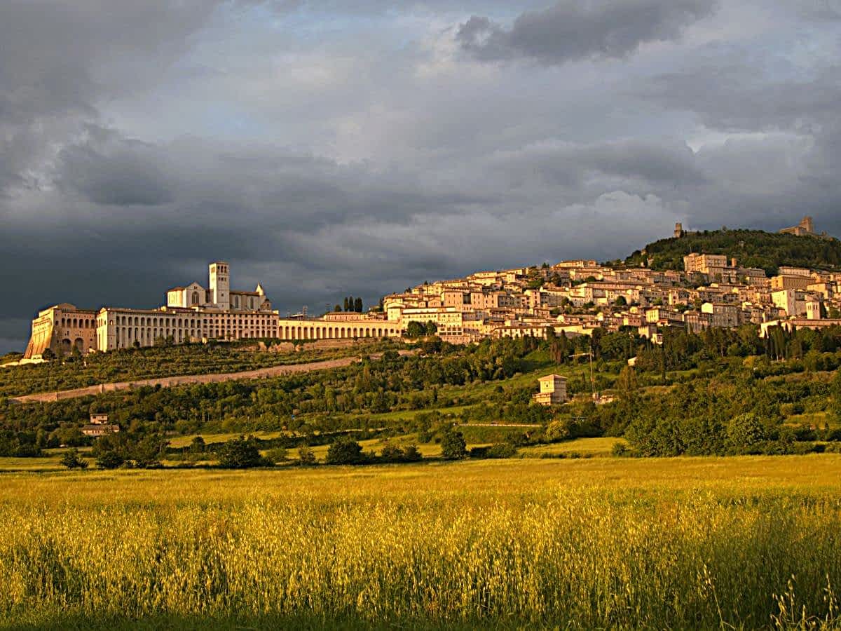 Panorama von Assisi mit der Basilika San Francesco
