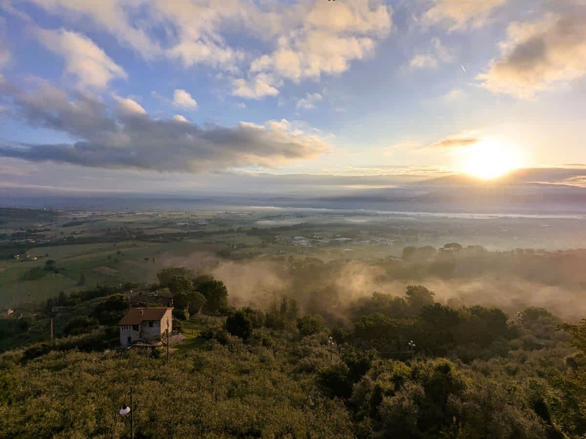 Weite Sicht von Bettona bis nach Assisi